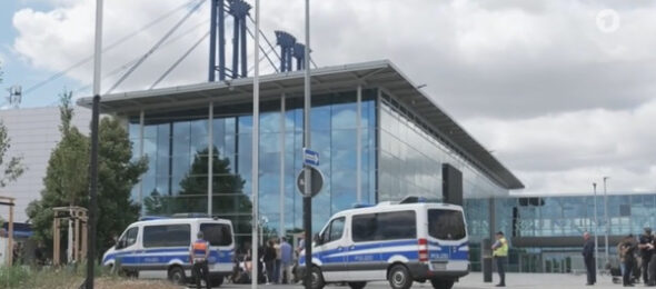 Nicht der hellsten Kerzen auf der Torte: AfD und Polizei in Erfurt waren cleverer – Bundesparteitag störungsfrei und pünktlich eröffnet