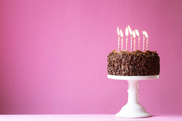 Wenig helle Kerzen auf der Torte