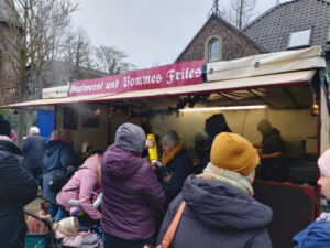 Man trägt Wollmütze: Gedränge an der Bratwurstbude. FOTO klaus kelle
